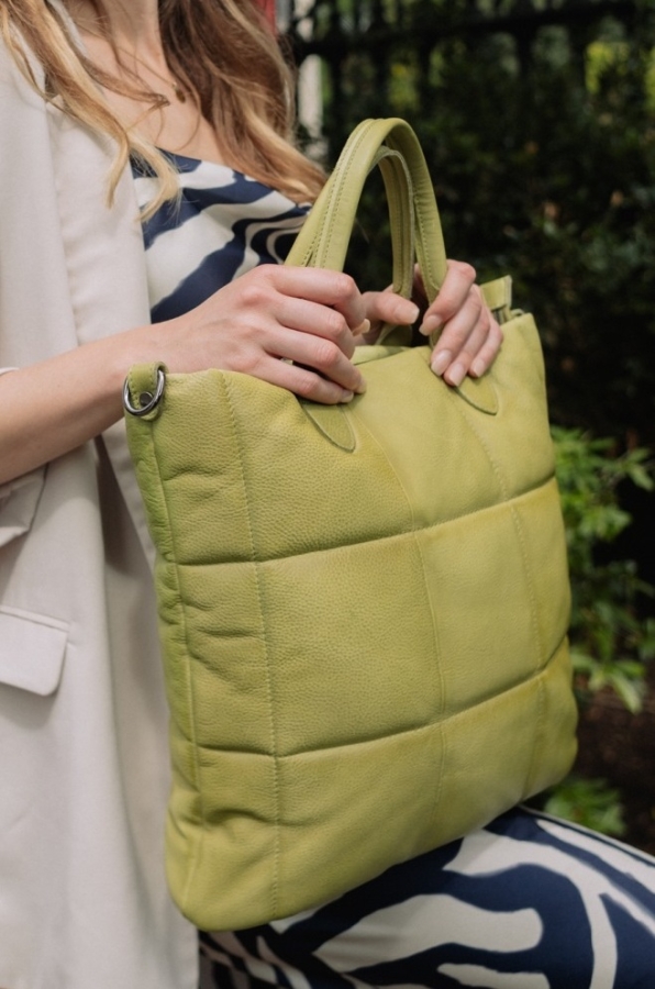Detailansicht des hochwertigen Rindsleders der Viola Lime Tasche Detailansicht des hochwertigen Rindsleders der Viola Lime Tasche