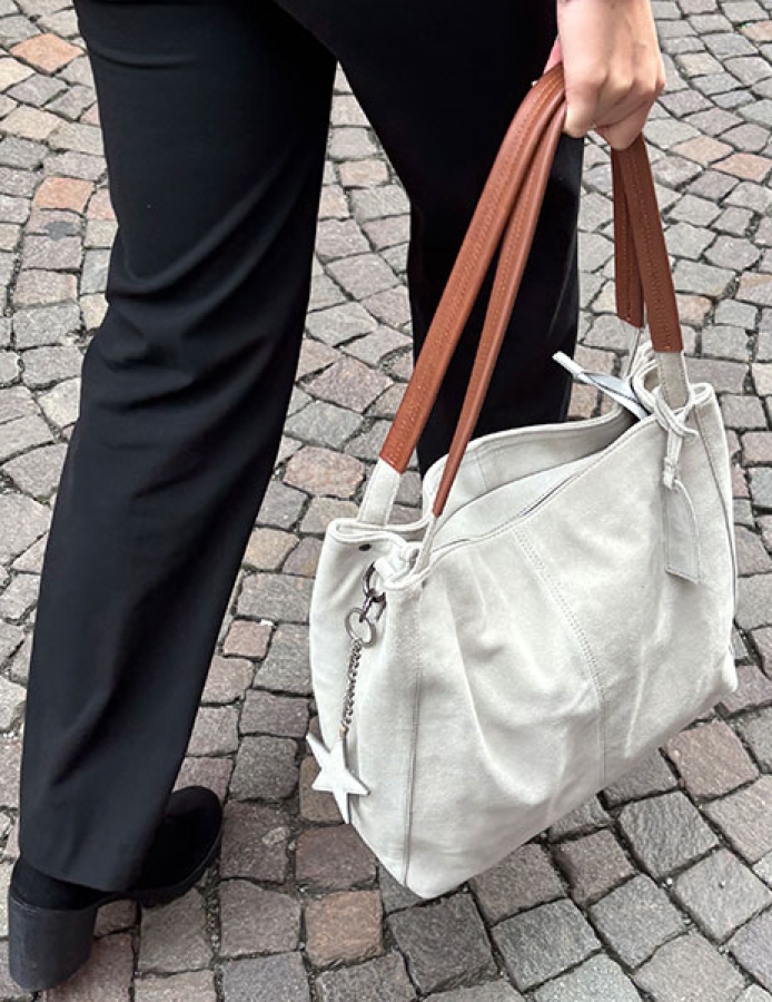 SHOPPER BAG SUEDE STONE aus Veloursleder mit großzügigem Stauraum und Kurzgriffen SHOPPER BAG SUEDE STONE aus Veloursleder mit großzügigem Stauraum und Kurzgriffen